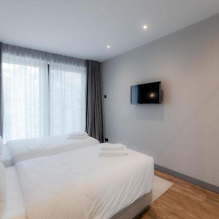 Fourty Three Luxury Serviced Apartments Düsseldorf Exterior foto A bedroom at the hotel