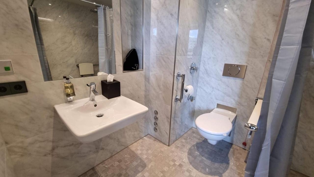 Fourty Three Luxury Serviced Apartments Düsseldorf Exterior foto Bathroom