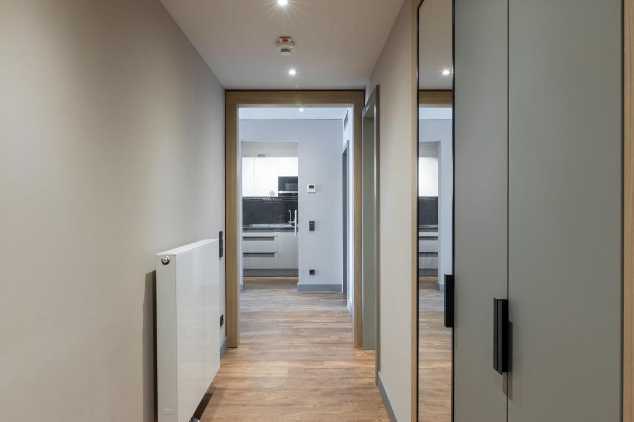 Fourty Three Luxury Serviced Apartments Düsseldorf Exterior foto A corridor in a modern apartment