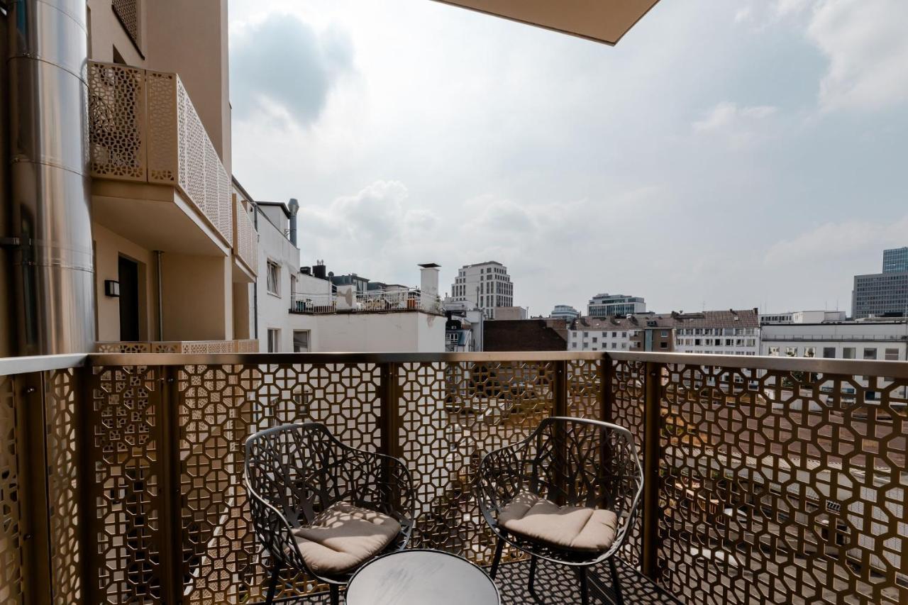 Fourty Three Luxury Serviced Apartments Düsseldorf Exterior foto A balcony in Vienna