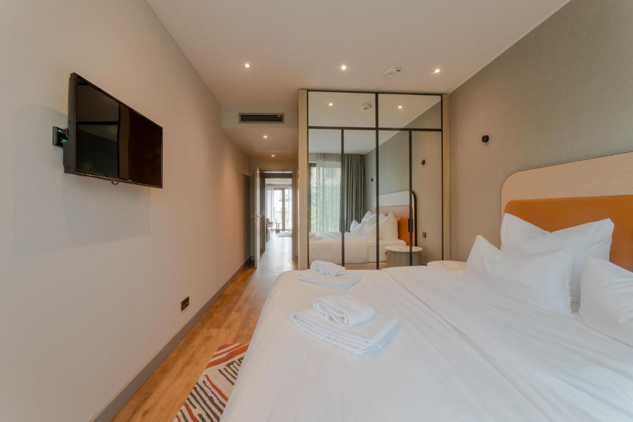 Fourty Three Luxury Serviced Apartments Düsseldorf Exterior foto A room at the hotel