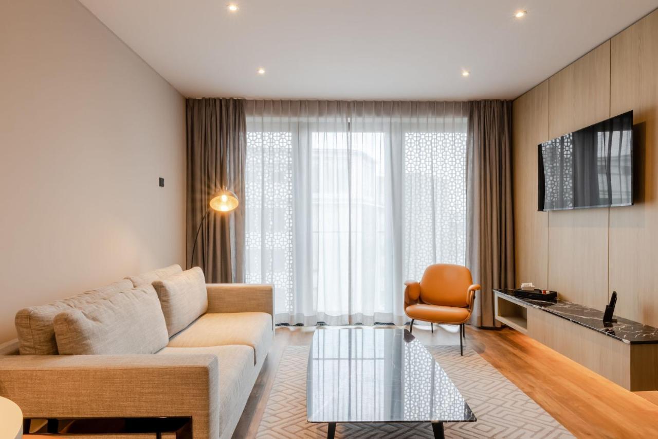 Fourty Three Luxury Serviced Apartments Düsseldorf Exterior foto A living room in a serviced apartment in London