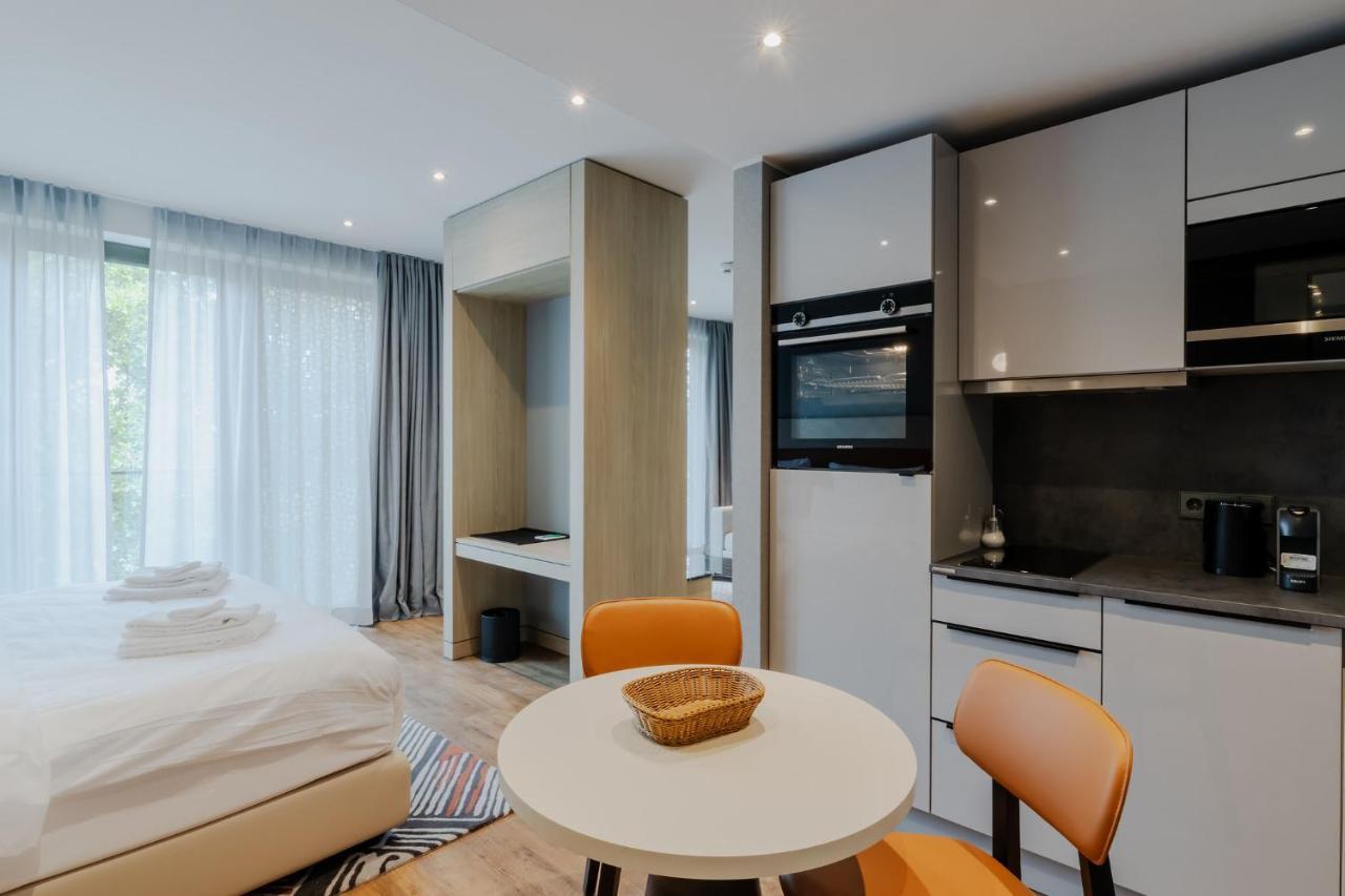 Fourty Three Luxury Serviced Apartments Düsseldorf Exterior foto A studio apartment in London