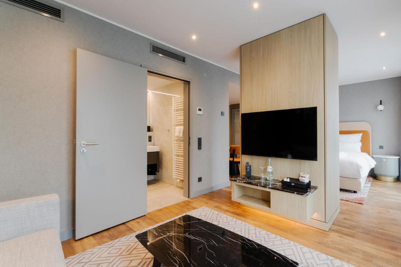 Fourty Three Luxury Serviced Apartments Düsseldorf Exterior foto A room at the hotel