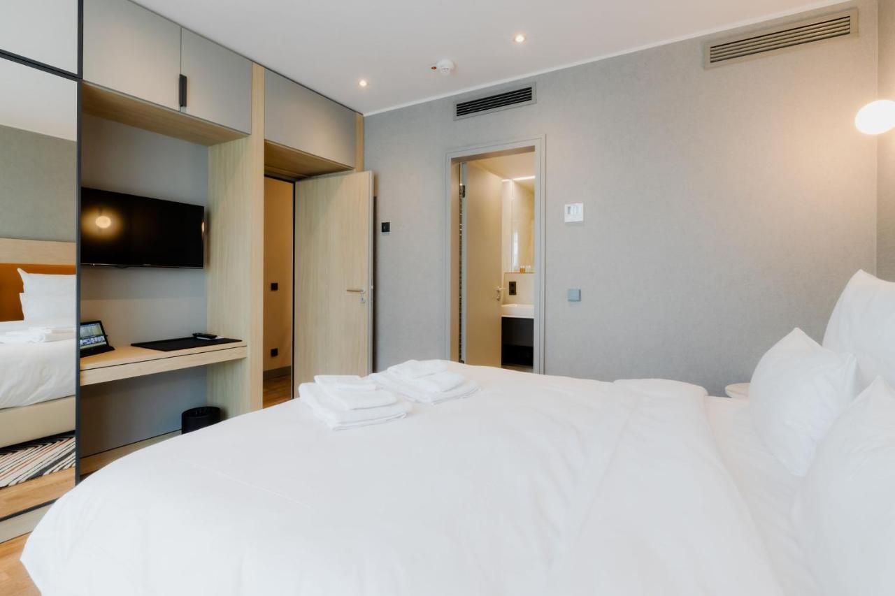 Fourty Three Luxury Serviced Apartments Düsseldorf Exterior foto A room at the hotel