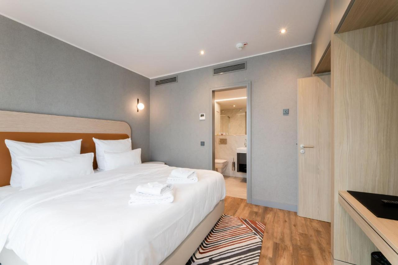 Fourty Three Luxury Serviced Apartments Düsseldorf Exterior foto A room at the hotel