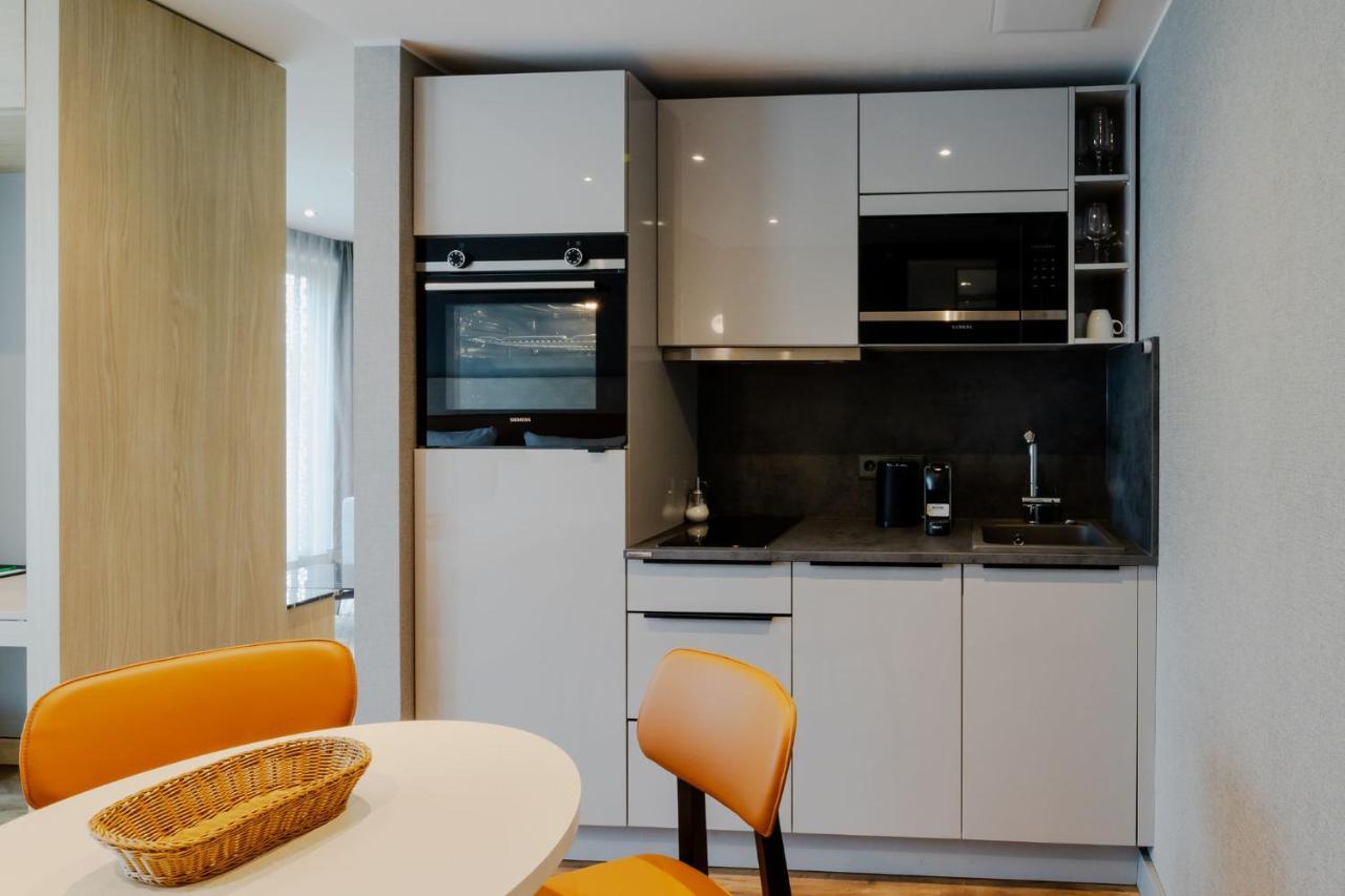 Fourty Three Luxury Serviced Apartments Düsseldorf Exterior foto A typical kitchen in a serviced apartment