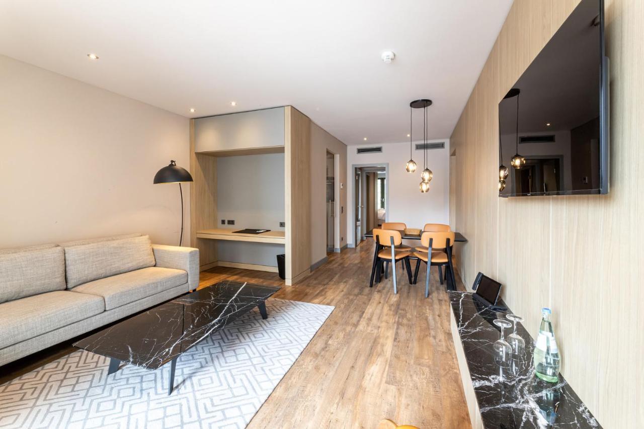 Fourty Three Luxury Serviced Apartments Düsseldorf Exterior foto A suite at the hotel