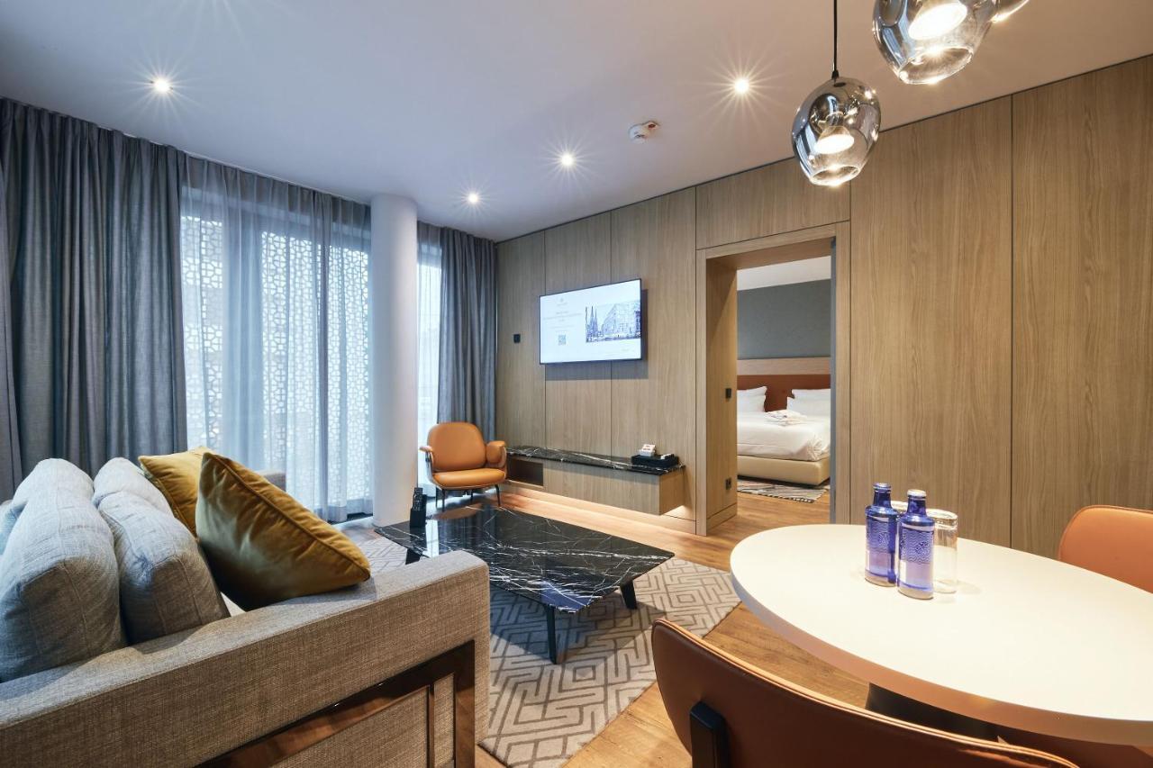 Fourty Three Luxury Serviced Apartments Düsseldorf Exterior foto A suite at the hotel
