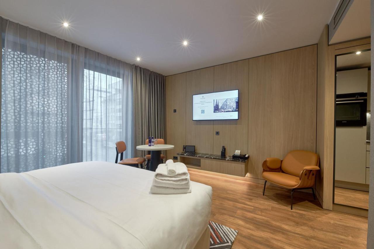 Fourty Three Luxury Serviced Apartments Düsseldorf Exterior foto A room at the hotel