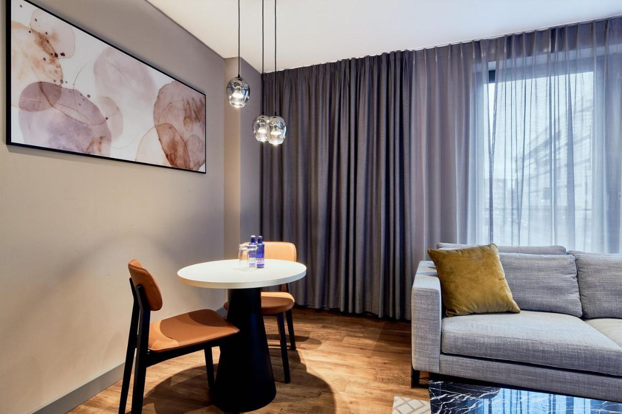 Fourty Three Luxury Serviced Apartments Düsseldorf Exterior foto A suite at the hotel