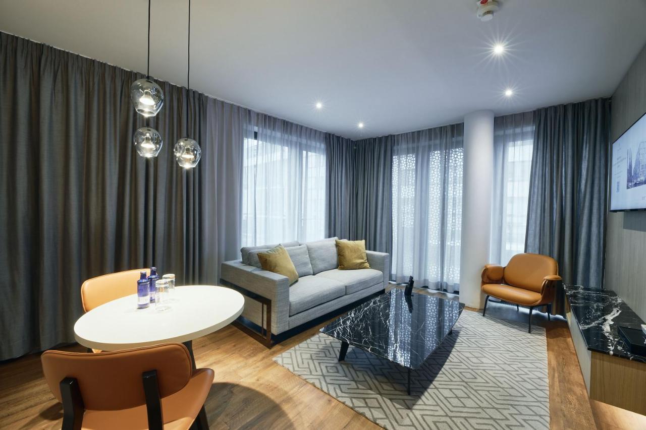 Fourty Three Luxury Serviced Apartments Düsseldorf Exterior foto The living room of a two-bedroom apartment