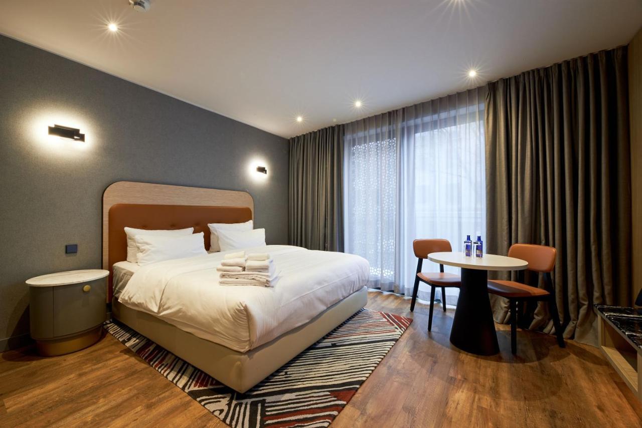 Fourty Three Luxury Serviced Apartments Düsseldorf Exterior foto A room at the hotel